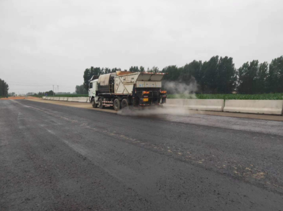 祝賀我司平頂山外環(huán)項(xiàng)目透層、稀漿封層試驗(yàn)段完成